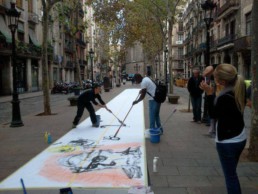 creando mural en la calle